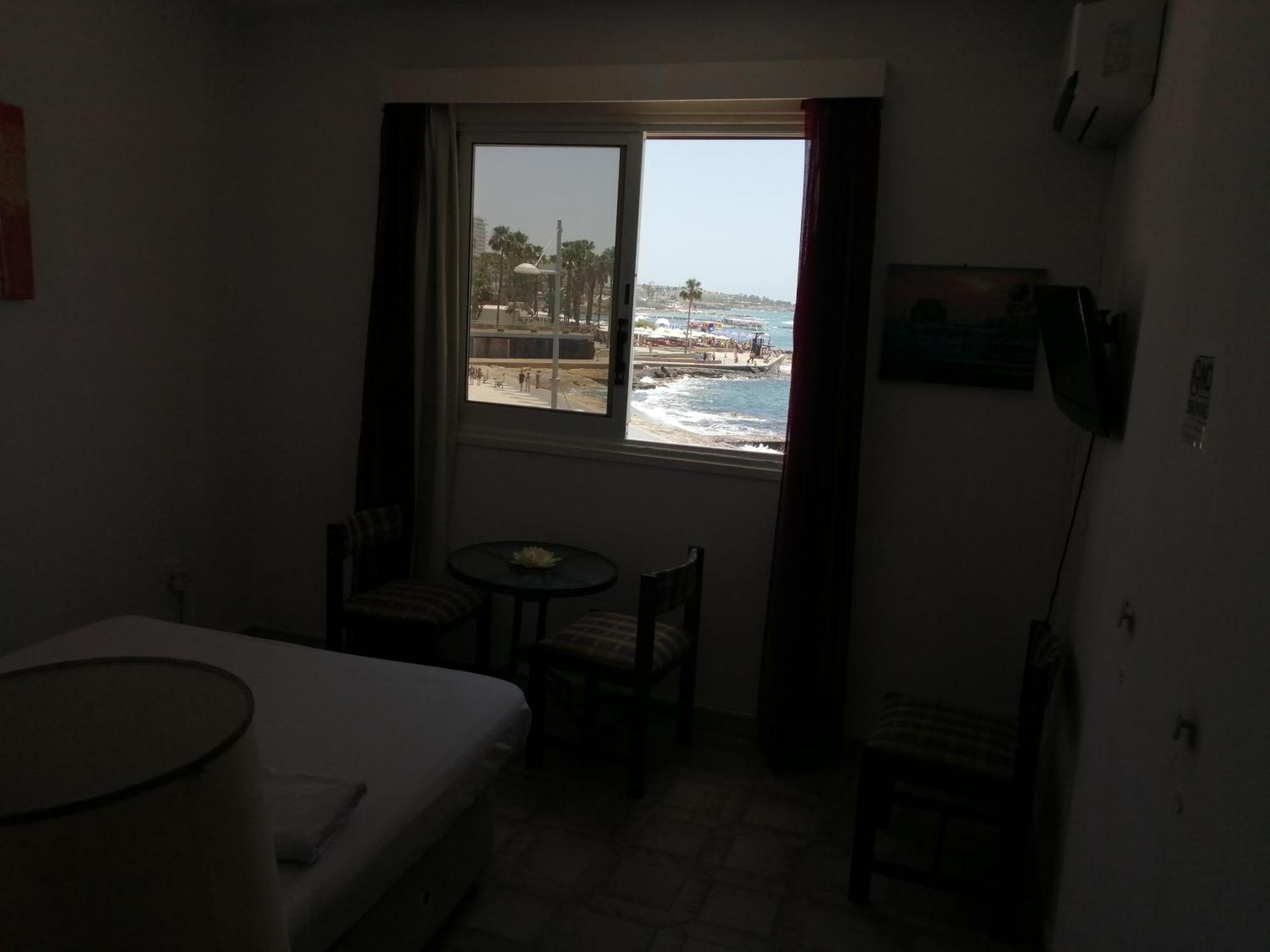 777 Beach Guesthouse Paphos Habitación foto