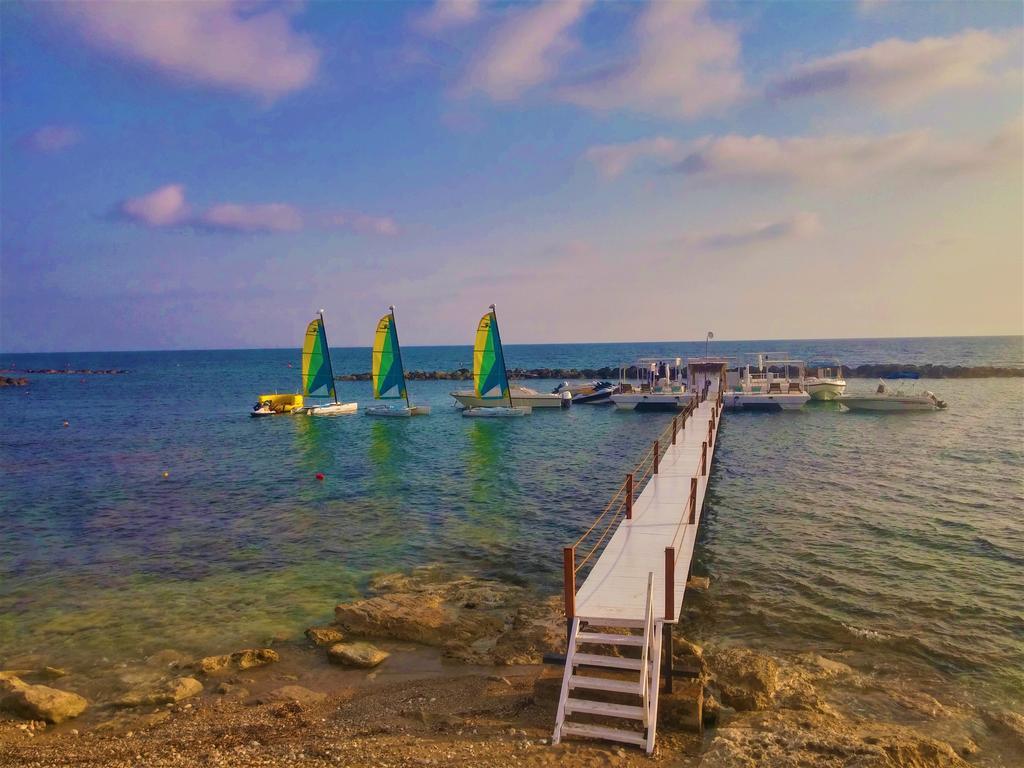 777 Beach Guesthouse Paphos Exterior foto
